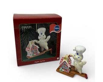 Adorno navideño de Pillsbury Doughboy de 1998 "Poppin' Up Fun" de Carlton Cards con caja