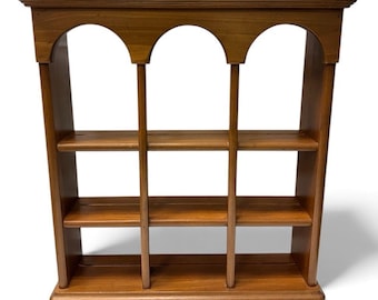 Estantería de pared vintage Ethan Allen, estilo colonial arqueado, fabricada en EE. UU., 61 cm de alto.