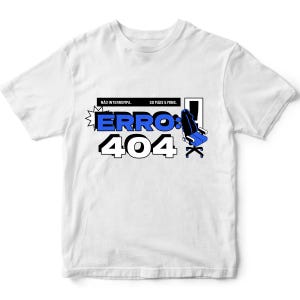 Op de afbeelding: Wit t-shirt met een grafisch ontwerp met de woorden "ERRO: 404" in blauw en wit, samen met een illustratie van een blauwe gamingstoel. De tekst "NÃO INTERROMPA. SO MAIS 5 MINS." staat boven de hoofdtekst.