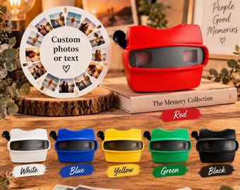 Puede incluir: Un visor estereoscópico de plástico rojo con un disco de fotos circular que muestra varias imágenes y el texto Custom photos or text. Se muestran visores adicionales en blanco, azul, amarillo, verde y negro, cada uno con una palanca lateral negra.