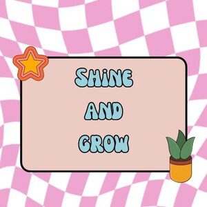 K&ouml;nnte beinhalten: Digitaler Kunstdruck mit einem rosa-wei&szlig; karierten Hintergrund. Ein hellrosa Rechteck mit den Worten "SHINE AND GROW" in blauen Buchstaben befindet sich in der Mitte. Ein Stern und eine Topfpflanze sind ebenfalls abgebildet.
