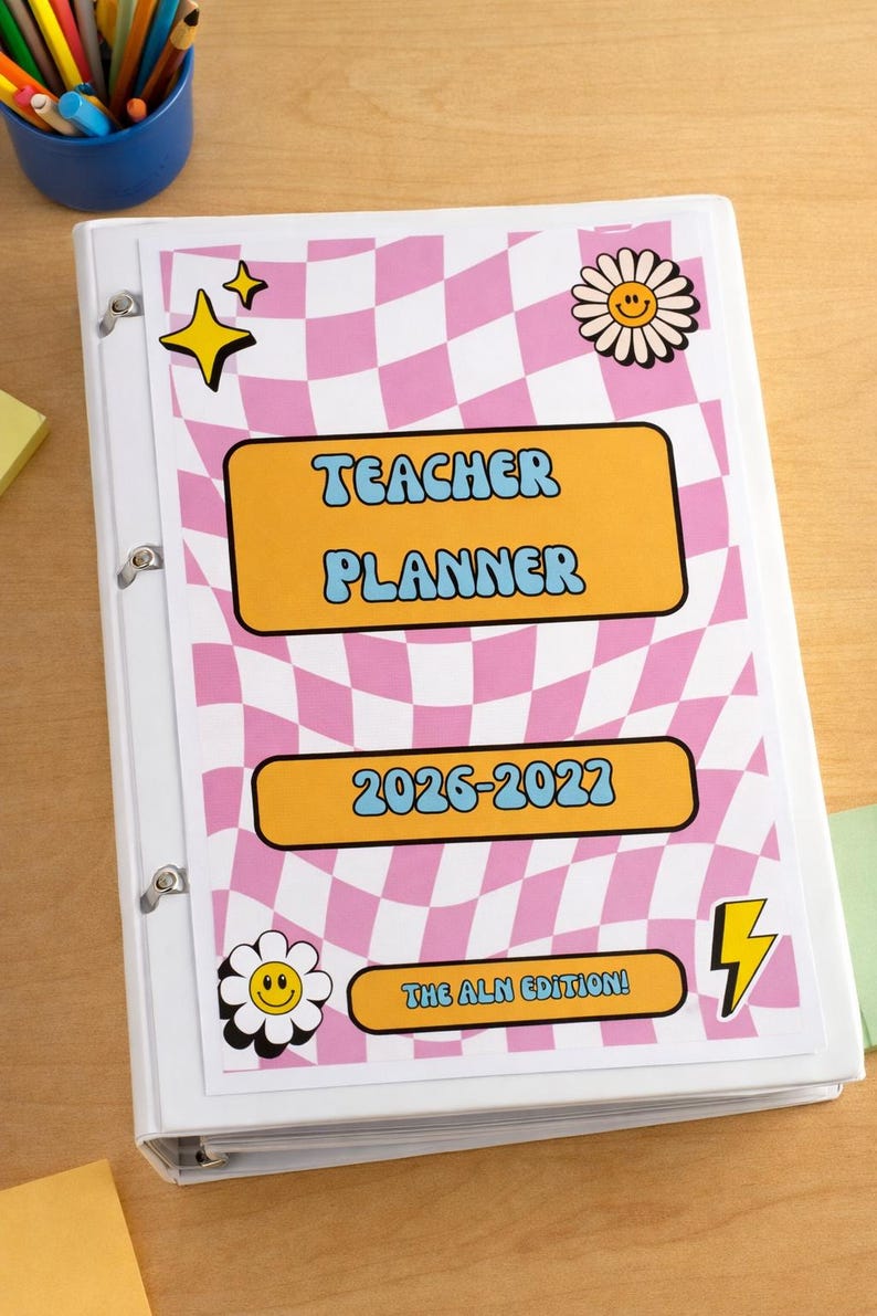 K&ouml;nnte beinhalten: Wei&szlig;er Ordner mit einem rosa-wei&szlig; karierten Design. Auf dem Cover steht "TEACHER PLANNER 2026-2027" in orangefarbenem Text. Dekorative Aufkleber sind ein gelber Stern, ein G&auml;nsebl&uuml;mchen mit l&auml;chelndem Gesicht und ein Blitz. Der Text "THE ALN EDITION!" ist ebenfalls sichtbar.
