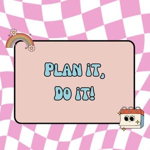 K&ouml;nnte beinhalten: Ein rosa-wei&szlig; karierter Hintergrund mit einem rechteckigen Schild mit der Aufschrift "PLAN IT, DO IT!" in blauen Buchstaben. Ein Regenbogen und ein Kalender mit einem l&auml;chelnden Gesicht befinden sich in den Ecken.