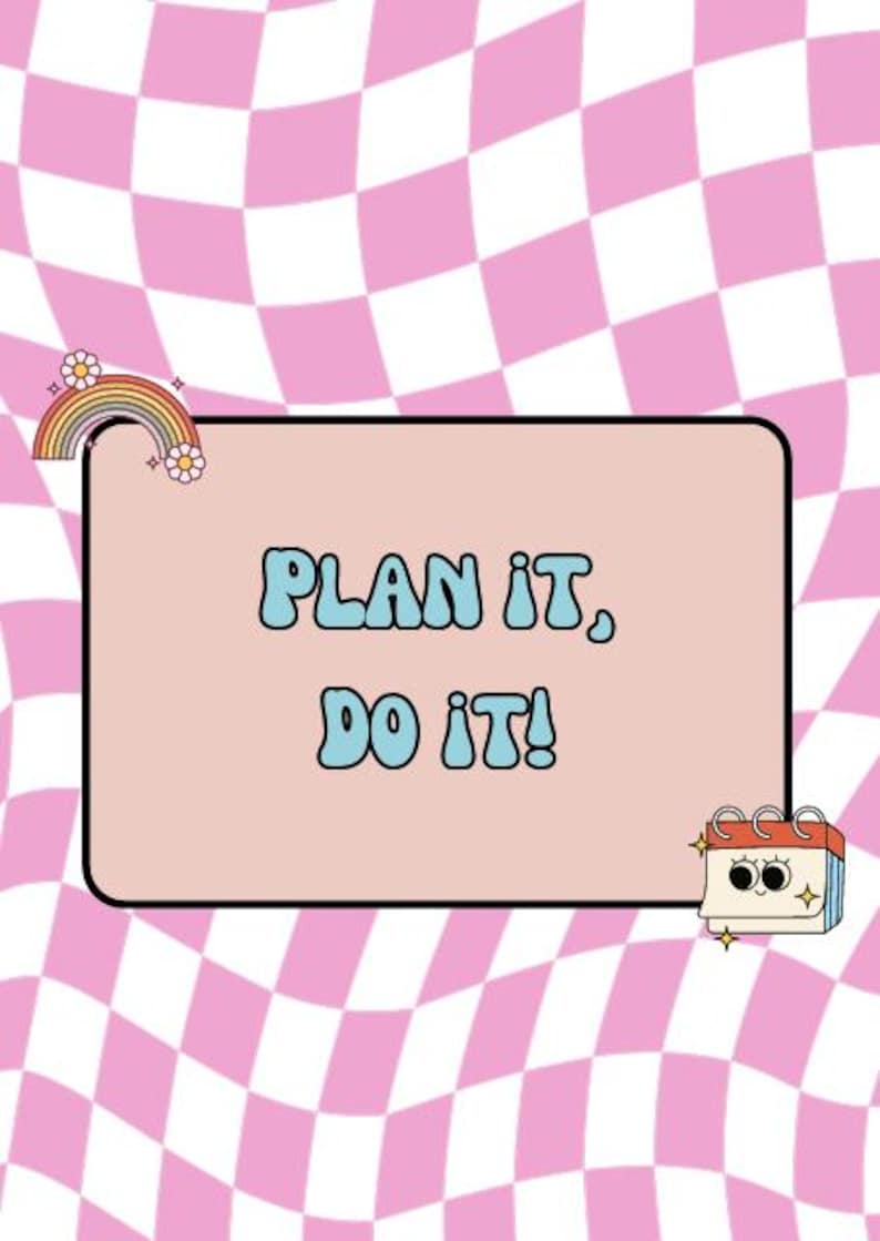 K&ouml;nnte beinhalten: Ein rosa-wei&szlig; karierter Hintergrund mit einem rechteckigen Schild mit der Aufschrift "PLAN IT, DO IT!" in blauen Buchstaben. Ein Regenbogen und ein Kalender mit einem l&auml;chelnden Gesicht befinden sich in den Ecken.
