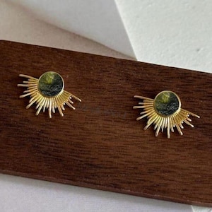 天然モルダバイトの太陽と月のスタッドピアス：925スターリングシルバー、ボヘミアンスタイル、ピアス、認定宝石スタッドピアス