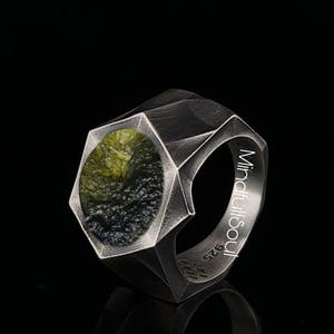 Pierścionek z surowym mołdawitem: srebro próby 925 pokryte 18-karatowym złotem, oksydowany czeski kamień, męski pierścionek