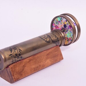 Kaleidoscope toy

DIY kaleidoscope kit

Children educational toy

万花筒 (Wàn huā tǒng = Kaleidoscope in Chinese)

儿童益智玩具 (Children educational toy)

DIY 万花筒