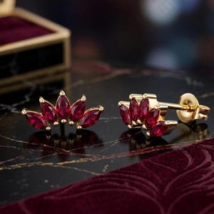 Rubin Ohrstecker, Gelbgold plattiertes Sterlingsilber, Juli Geburtsstein