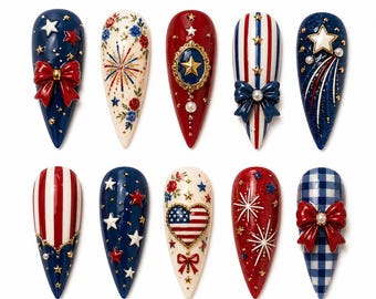 Pode incluir: Uma coleção de dez designs de unhas em forma de amêndoa. As unhas apresentam temas patrióticos com cores vermelhas, brancas e azuis, estrelas, laços e listras. Algumas unhas têm desenhos florais e de fogos de artifício.
