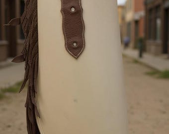 Ghette da equitazione in pelle beige fatte a mano: costume da cowboy con frange western