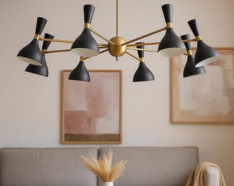 Mid Century Modern Sputnik Kronleuchter: 8-flammiger Messing & schwarzer Anhänger