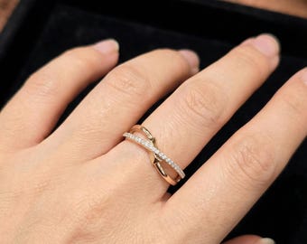 Anillo de moissanita con diseño entrecruzado de oro de 14 k, hecho a mano, moderno y llamativo.