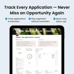 Puede incluir: Una taza de cerámica blanca con asa negra y el texto "But First, Coffee" en negrita negra. La taza se encuentra sobre un fondo borroso, resaltando su diseño limpio.