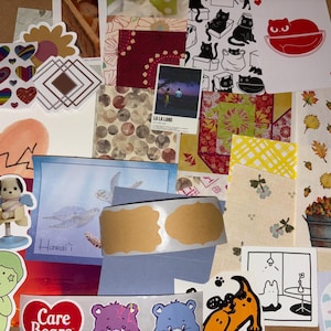 Puede incluir: Una colección de pegatinas y efímeros de papel variados con diversos diseños, incluyendo un gato rojo, una polaroid de La La Land, un estampado de tortuga marina de Hawái, Care Bears, un cachorro en un juguete de resorte, hojas de otoño y etiquetas kraft.