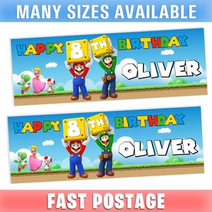 Può includere: Due banner di compleanno con sfondo cielo blu, con Mario e Luigi che tengono blocchi gialli con il numero 8. I banner recitano "Happy Birthday Oliver" con altri personaggi dell'universo di Mario.