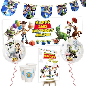 Könnte beinhalten: Eine Sammlung von Partydekorationen zum Thema Toy Story. Enthält ein Banner, Luftballons, Teller, Becher und ein Schild. Auf dem Banner steht "Happy 2nd Birthday Archie". Auf dem Schild steht "Welcome to Oscar's 2nd Birthday Party" mit dem Datum 21.11.2024.