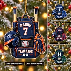 Può includere: Un ornamento piatto personalizzato a tema baseball con uno zaino blu navy con finiture arancioni, due mazze, un casco, un guanto e una palla. Lo zaino riporta la scritta MASON, il numero 7, TEAM NAME e l'anno 2026.