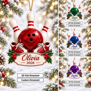 Könnte beinhalten: Ein flaches, individuell gestaltetes Bowling-Ornament mit einer roten Bowlingkugel, drei weißen Bowling-Pins mit roten Streifen und einem Paar rot-weißer Bowlingschuhe. Ein Banner zeigt den Namen Olivia und das Jahr 2026.