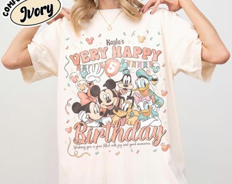 Comfort Colors Kundenspezifisches Disney-Geburtstags-Shirt, Sehr alles Gute zum Geburtstag Crew-T-Shirt, personalisiertes Mickey & Friends-Shirt, Familien-passendes Geburtstags-T-Shirt