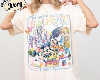 Comfort Colors® Custom The Happiest Birthday On Earth-shirt, gepersonaliseerd T-shirt Mickey & Friends, Magic Kingdom-gezinsuitje, T-shirt feestvarken