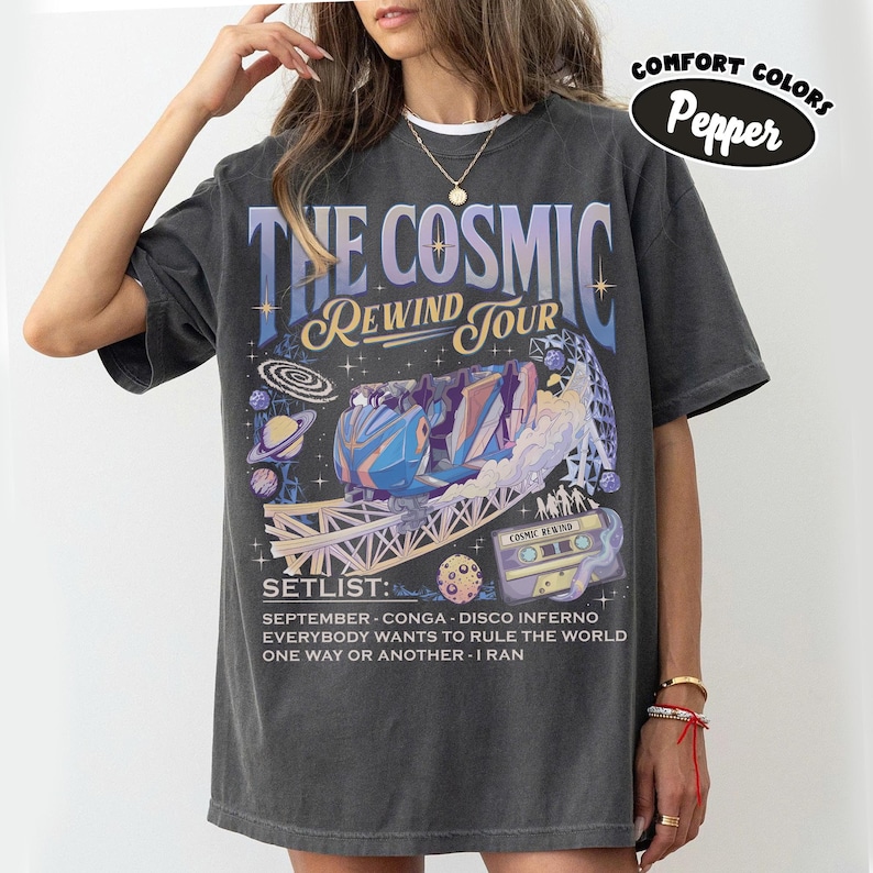 K&ouml;nnte beinhalten: Dunkelgraues T-Shirt mit einem Grafikdesign f&uuml;r "The Cosmic Rewind Tour". Das Design zeigt eine Achterbahn, Planeten und die Setlist: "September - Conga - Disco Inferno". Das Shirt ist von Comfort Colors.