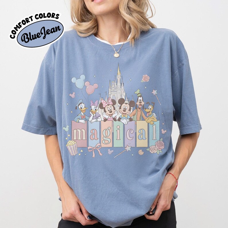 Vintage Comfort Colors® Pastel Magical Castle Snacks-shirt, retro Coquette-T-shirt Mickey & Friends, Disneyland-gezinsvakantie-uitstapje 2026 Shirts Blue Jean/Caronila