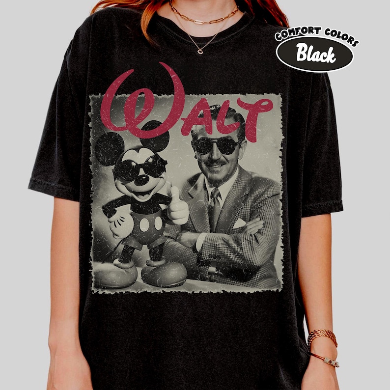 K&ouml;nnte beinhalten: Schwarzes T-Shirt mit einem Vintage-Grafik von Mickey Mouse mit Sonnenbrille und Walt Disney. Das Wort "WALT" in Burgunderrot ist &uuml;ber dem Bild gedruckt. Das Shirt hat einen Used-Look, mit "COMFORT COLORS Black" oben rechts aufgedruckt.