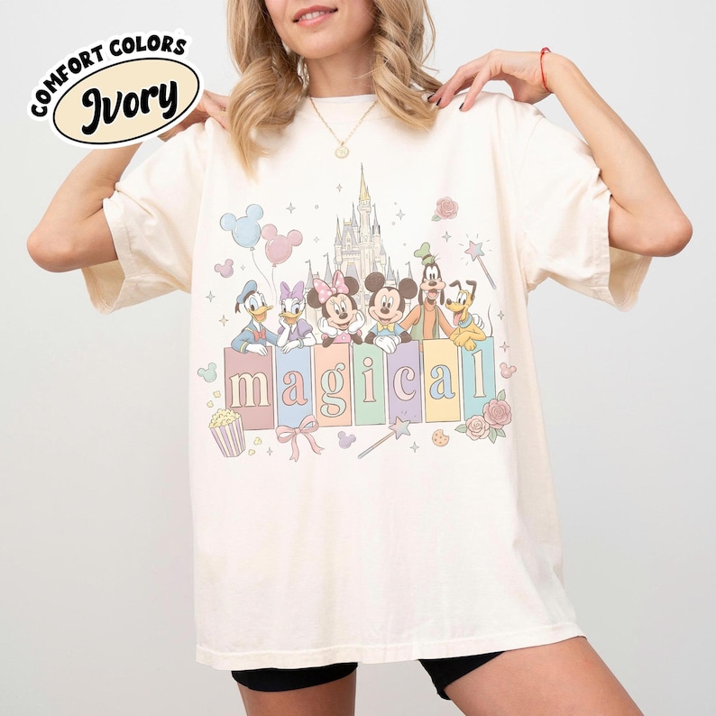 Vintage Comfort Colors® Pastel Magical Castle Snacks-shirt, retro Coquette-T-shirt Mickey & Friends, Disneyland-gezinsvakantie-uitstapje 2026 Shirts Ivory/Natural/Sand