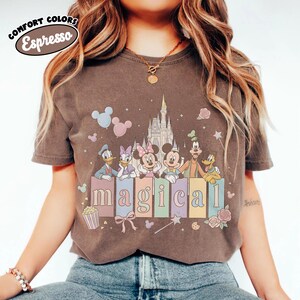 Vintage Comfort Colors® Pastel Magical Castle Snacks-shirt, retro Coquette-T-shirt Mickey & Friends, Disneyland-gezinsvakantie-uitstapje 2026 Shirts Espresso/Chocolate