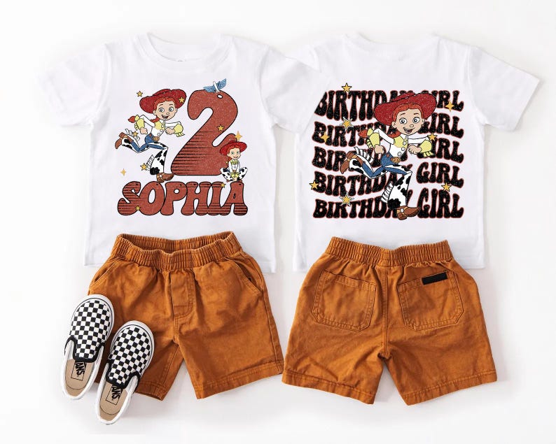 K&ouml;nnte beinhalten: Zwei wei&szlig;e T-Shirts mit einem Cartoon-Motiv eines Cowgirls, kombiniert mit orangefarbenen Shorts und schwarz-wei&szlig; karierten Slip-On-Schuhen. Ein Shirt tr&auml;gt die Aufschrift "2 Sophia" und das andere "Birthday Girl".