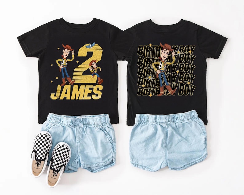 K&ouml;nnte beinhalten: Zwei schwarze T-Shirts mit Toy Story-Motiv, kombiniert mit hellblauen Jeansshorts und karierten Slip-On-Schuhen. Ein Shirt zeigt die Zahl 2 und den Namen "JAMES", das andere sagt "BIRTHDAY BOY".