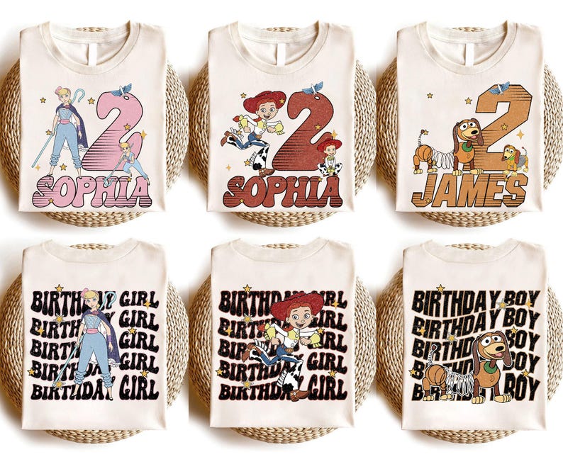 K&ouml;nnte beinhalten: Sechs cremefarbene T-Shirts mit farbenfrohen Grafiken. Designs umfassen Zeichentrickfiguren, die Zahl 2 und Namen wie Sophia und James. Einige Shirts tragen die Aufschrift "Birthday Girl" oder "Birthday Boy".