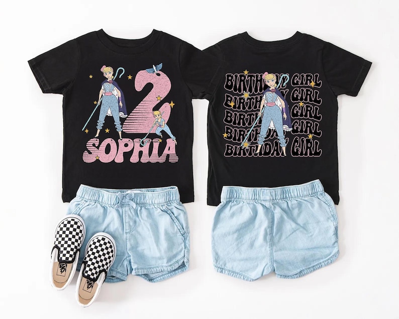 K&ouml;nnte beinhalten: Zwei schwarze T-Shirts mit Cartoon-Grafiken und Text, kombiniert mit hellblauen Jeansshorts und karierten Slip-On-Schuhen. Ein Shirt sagt "Sophia" und das andere sagt "Birthday Girl".