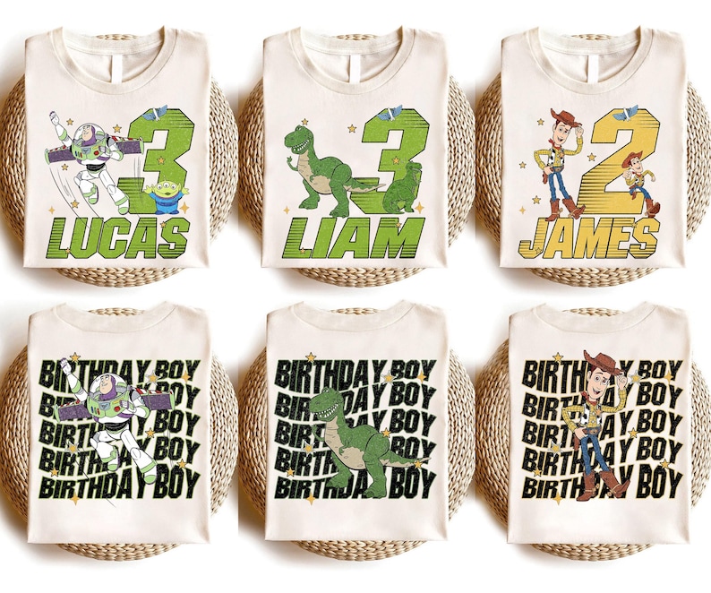 K&ouml;nnte beinhalten: Sechs cremefarbene T-Shirts mit Toy Story-Charakterdesigns. Drei Shirts zeigen eine Zahl und einen Namen: Lucas, Liam und James. Die anderen drei Shirts tragen das sich wiederholende Muster "BIRTHDAY BOY". Die Shirts liegen auf gewebten Matten.