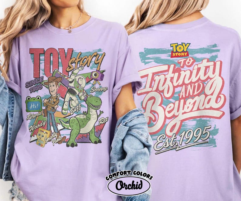 Pode incluir: Uma t-shirt roxo-claro com gr&aacute;ficos de Toy Story. A frente mostra Woody, Buzz Lightyear, Rex e outras personagens com o texto Toy Story Since 1995. As costas apresentam o texto To Infinity And Beyond Est. 1995 com um log&oacute;tipo Toy Story.