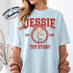 Pu&ograve; includere: Un set di tre tazze in ceramica con una glassa screziata color crema. Ogni tazza presenta un diverso disegno dipinto a mano: una foglia blu e verde, un fiore giallo e arancione e una bacca rossa e rosa. Le tazze hanno una forma semplice e arrotondata.