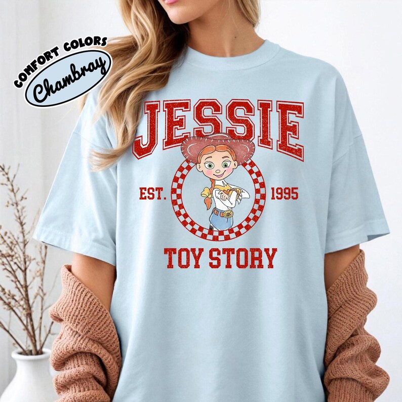 Pu&ograve; includere: Un set di tre tazze in ceramica con una glassa screziata color crema. Ogni tazza presenta un diverso disegno dipinto a mano: una foglia blu e verde, un fiore giallo e arancione e una bacca rossa e rosa. Le tazze hanno una forma semplice e arrotondata.