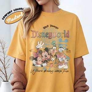 Vintage Comfort Colors Walt Disney World Est 1971-skjorta, Disney-tröja med familjesemester 2026, Disney-grupptröja, Retro Disneyworld-tröja Mustard