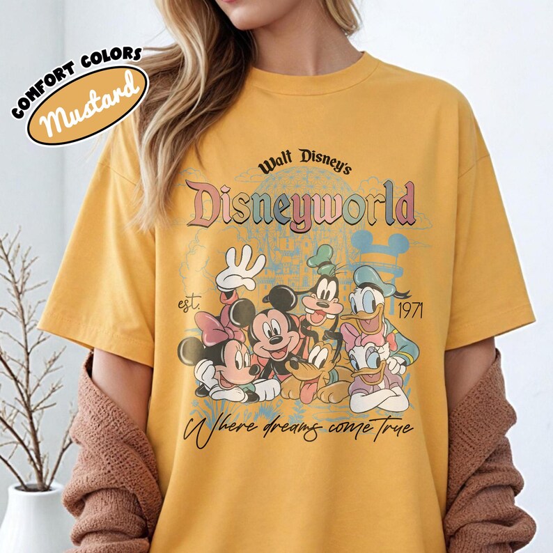 Vintage Comfort Colors Walt Disney World Est 1971-skjorta, Disney-tröja med familjesemester 2026, Disney-grupptröja, Retro Disneyworld-tröja Mustard