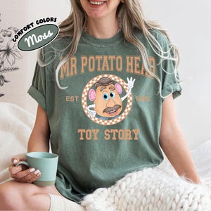 Maglietta retrò Toy Story Comfort Colors, maglietta coordinata per la famiglia Woody Buzz Jessie, maglietta di compleanno Pixar, gruppo viaggio Disney 2026, magliette Disneyland Moss/Military Green