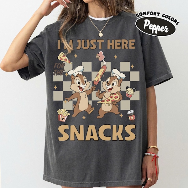 Camiseta retro de Chip y Dale "Aquí para el snack" con colores cómodos, camiseta del equipo de bebidas del Epcot World Tour, camiseta del viaje gastronómico Double Trouble Disney 2026