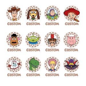Puede incluir: Una colecci&oacute;n de doce dise&ntilde;os circulares con personajes de la pel&iacute;cula animada Toy Story. Cada dise&ntilde;o incluye la cara de un personaje, sobre un fondo a cuadros, con la palabra "CUSTOM" debajo. Los personajes incluyen a Woody, Buzz Lightyear, etc.
