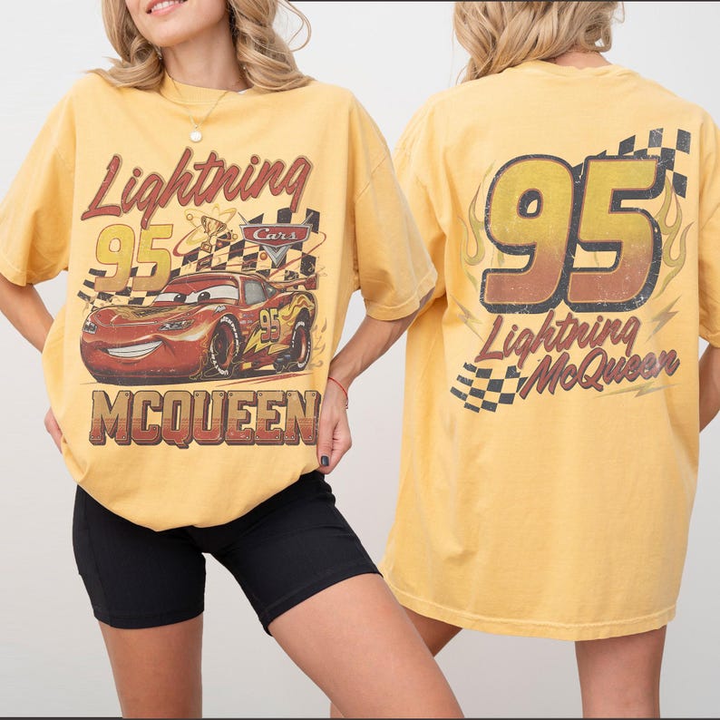 Może przedstawiać: Ż&oacute;łta koszulka z Lightning McQueen. Prz&oacute;d przedstawia McQueena, numer 95 i słowo "Lightning". Tył koszulki ma numer 95 i napis "Lightning McQueen".