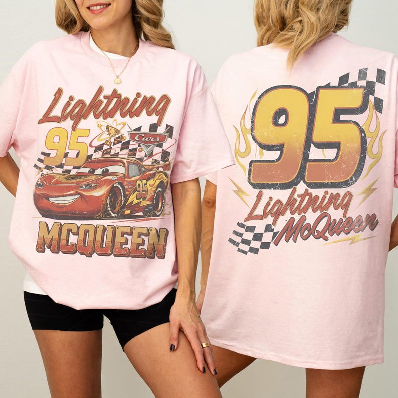 Może przedstawiać: Jasnor&oacute;żowa koszulka z Lightning McQueen z filmu Auta. Prz&oacute;d przedstawia McQueena, numer 95, flagę w szachownicę oraz słowa "Lightning" i "McQueen". Tył ma duży napis "95" i "Lightning McQueen" z płomieniami.