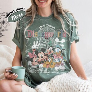 Vintage Comfort Colors Walt Disney World Est 1971-skjorta, Disney-tröja med familjesemester 2026, Disney-grupptröja, Retro Disneyworld-tröja Moss/Military Green