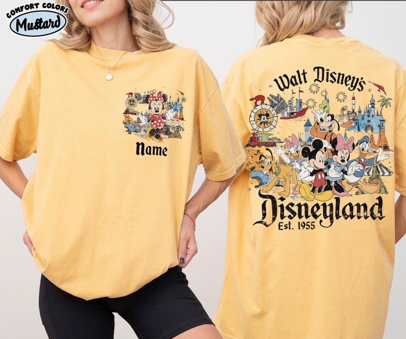 Peut inclure: T-shirt moutarde avec un th&egrave;me Disney. L'avant pr&eacute;sente un motif de Minnie Mouse avec le mot "Name" en dessous. Le dos affiche un design Disneyland avec des personnages Disney et le texte "Walt Disney's Disneyland Est. 1955."