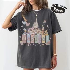 Vintage Comfort Colors® Pastel Magical Castle Snacks-shirt, retro Coquette-T-shirt Mickey & Friends, Disneyland-gezinsvakantie-uitstapje 2026 Shirts Pepper/Dark Heather