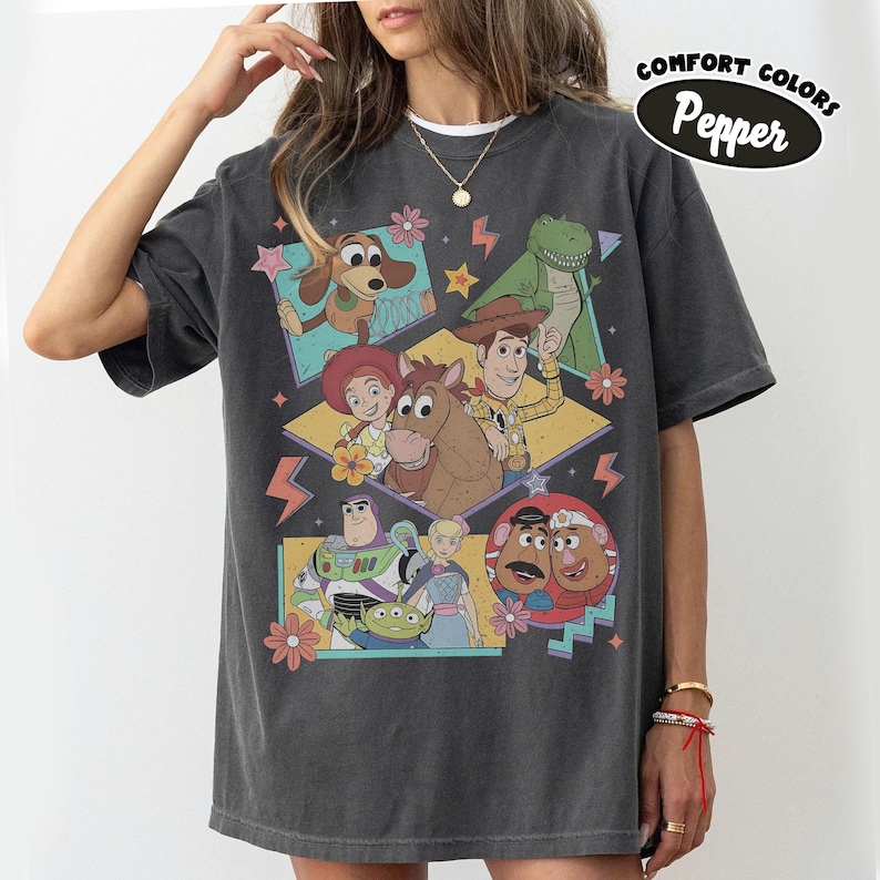 Puede incluir: Una taza de cer&aacute;mica blanca con un asa negra y el texto "But First, Coffee" en un estilo manuscrito. La taza est&aacute; sobre una superficie blanca. La taza mide 10 cm de alto.