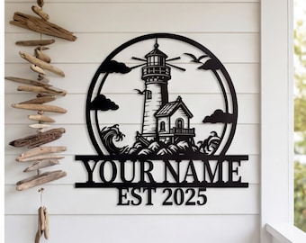 Decoración de pared metálica personalizada con forma de faro, letrero para casa de playa costera, decoración náutica personalizada, placa para casa junto al mar, regalo único con temática oceánica.