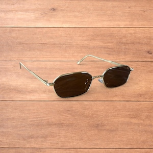 素敵なゴールドのメタルフレームとブラウンのレンズが付いた偏光サングラス。